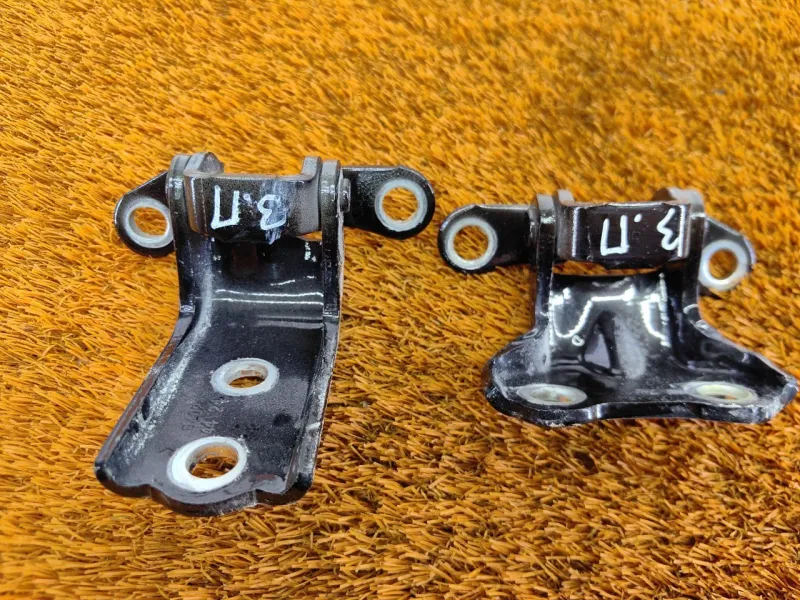 Петля двери