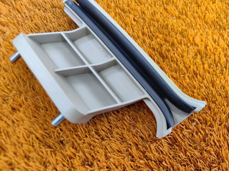 Направляющая стекла двери