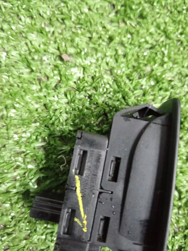 Кнопка стеклоподъемника