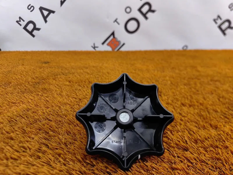 Болт крепления запасного колеса