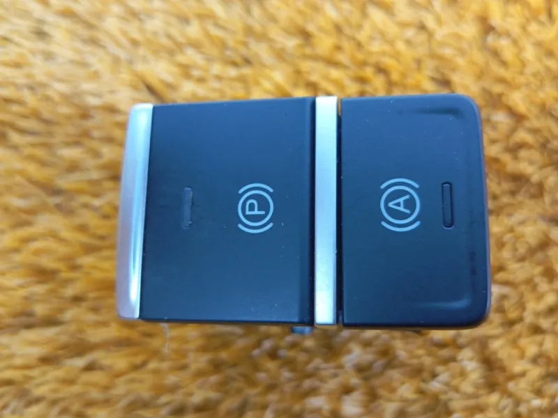 Кнопка стояночного тормоза