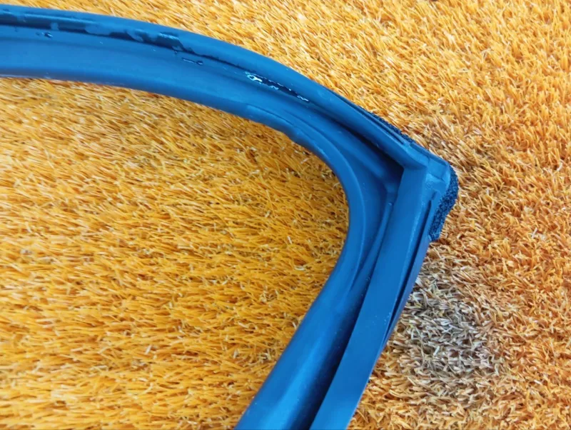 Уплотнитель стекла двери