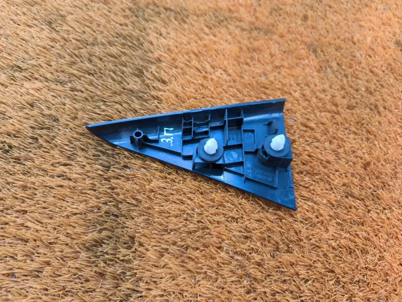 Уголок двери