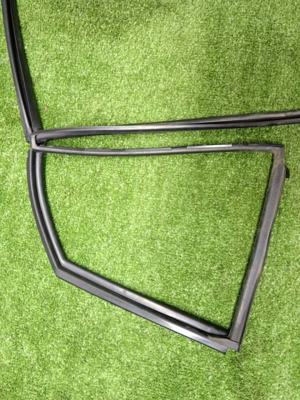 Уплотнитель стекла двери