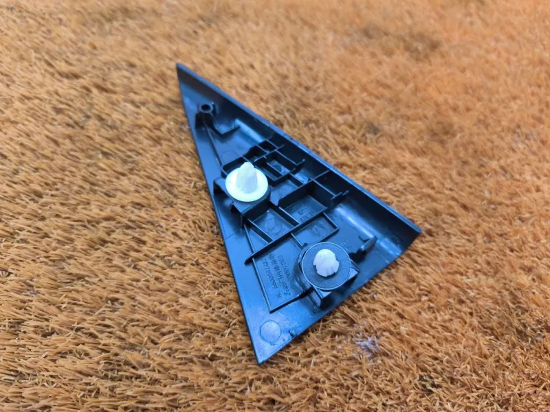 Уголок двери