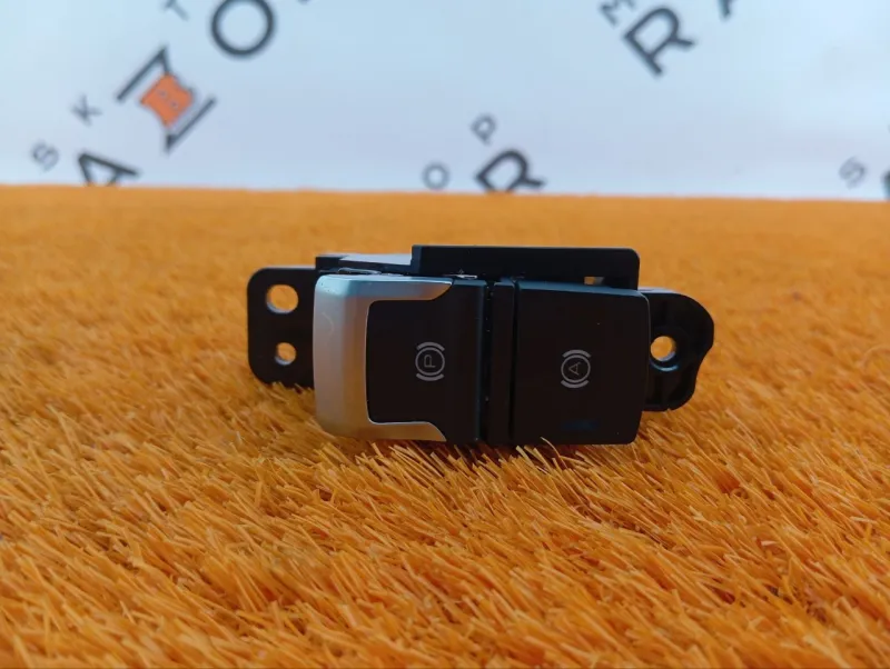 Кнопка стояночного тормоза