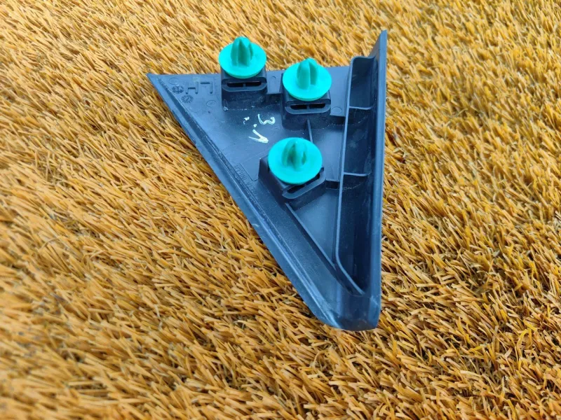 Уголок двери