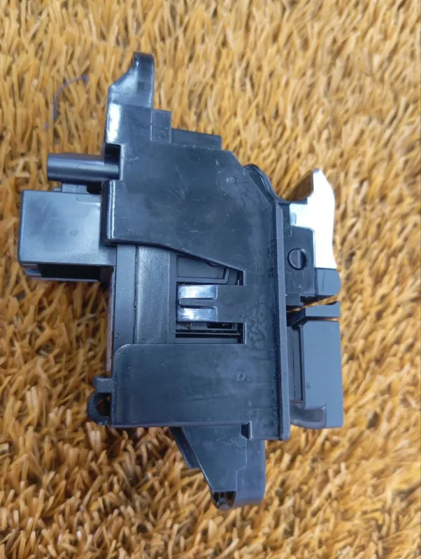 Кнопка стояночного тормоза