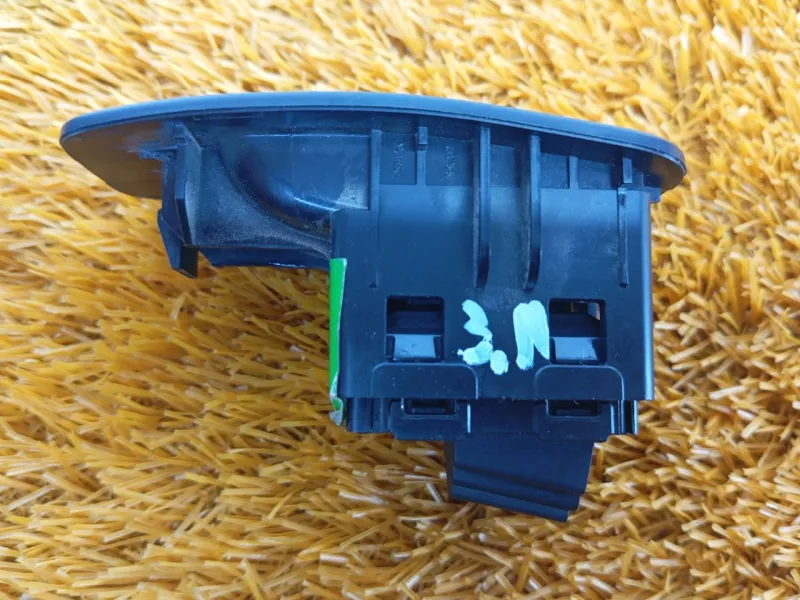 Кнопка стеклоподъемника