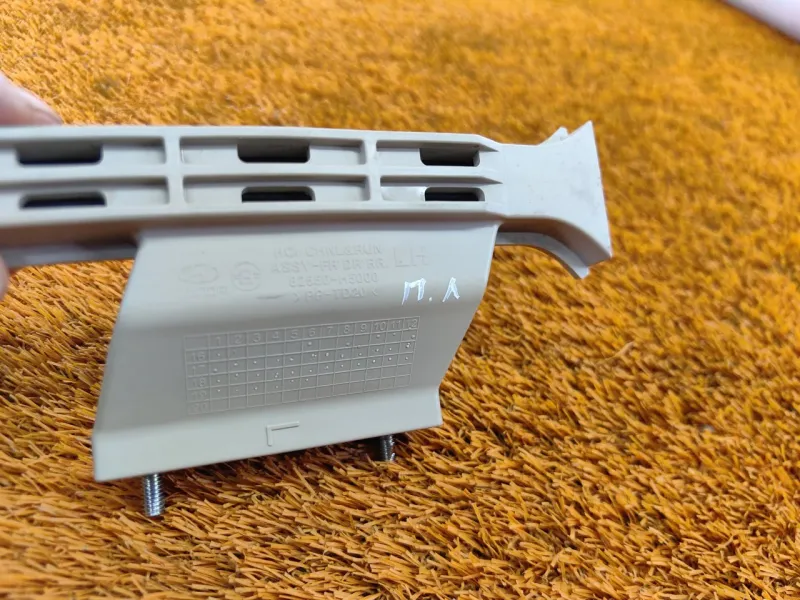 Направляющая стекла двери