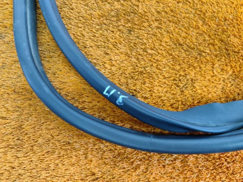 Уплотнитель проема двери