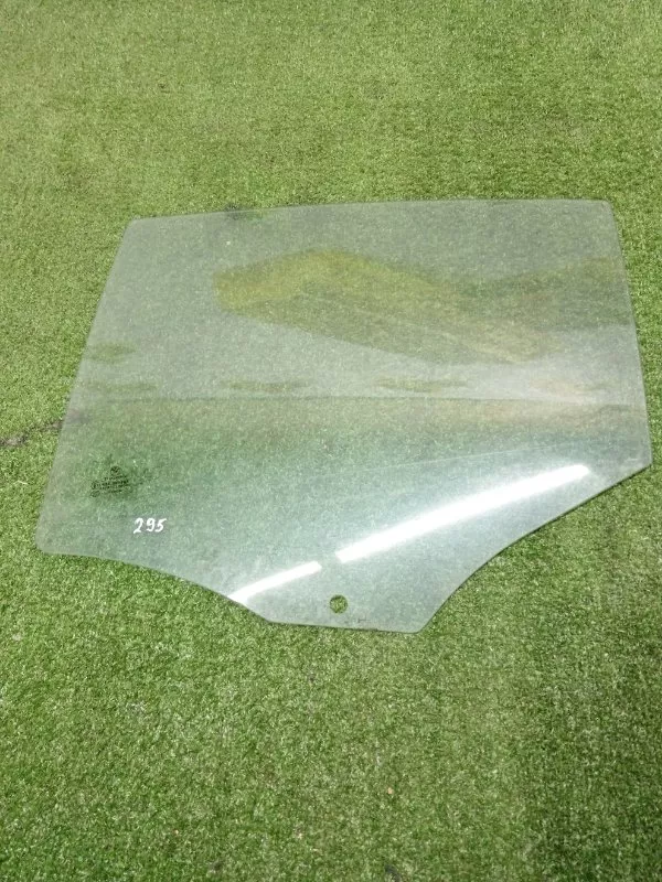 Стекло двери BMW 1-Series 2008 51357067793 E87, переднее правое