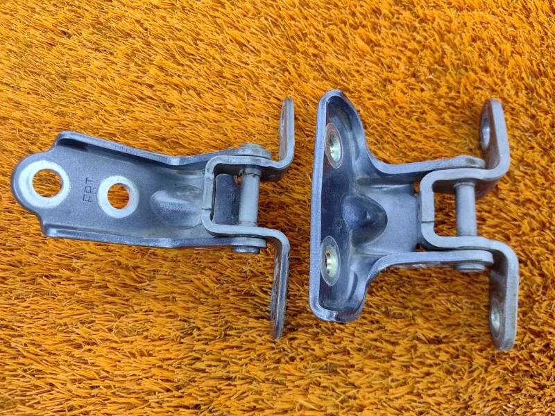 Петля двери