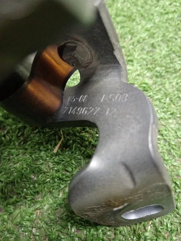 Петля двери багажника