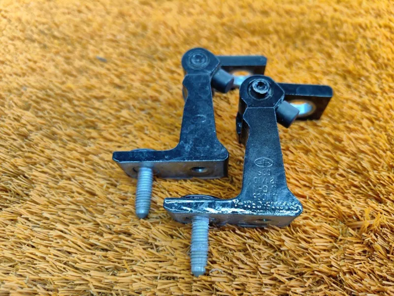 Петля двери