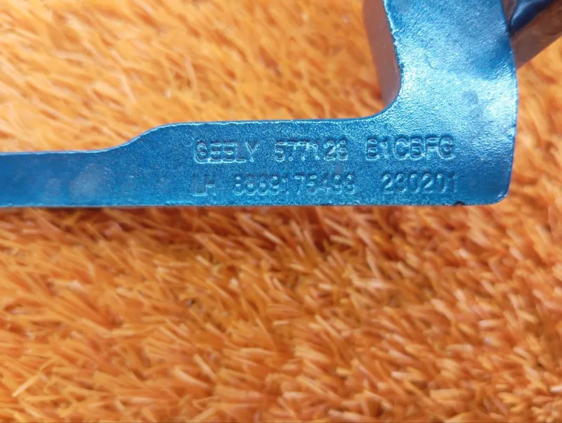 Петля двери