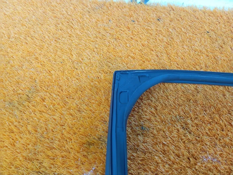 Уплотнитель стекла двери