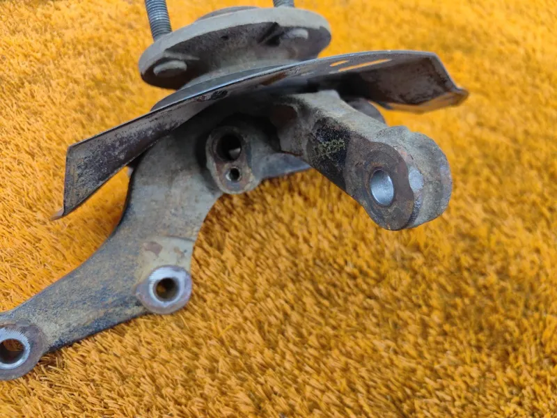 Кулак поворотный