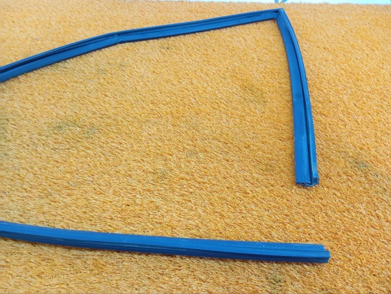 Уплотнитель стекла двери