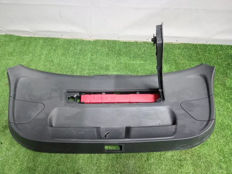 Обшивка двери багажника