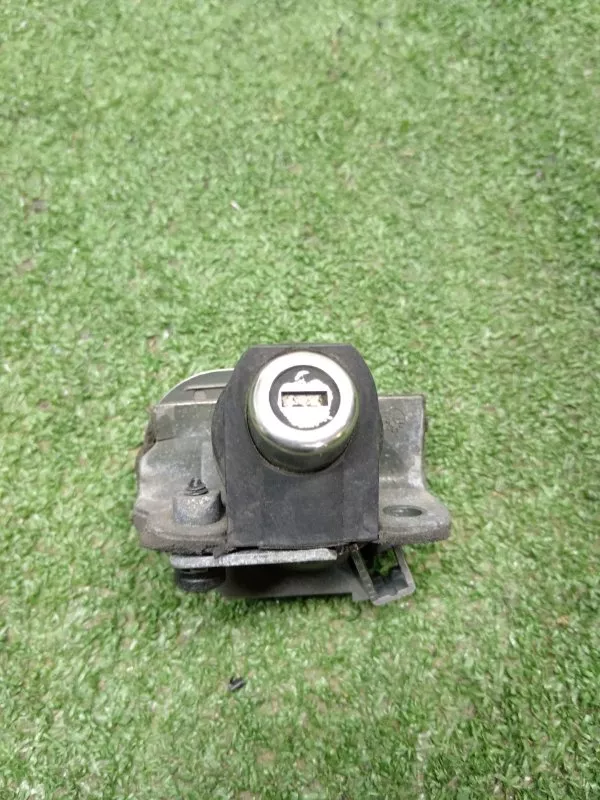 Личинка замка багажника