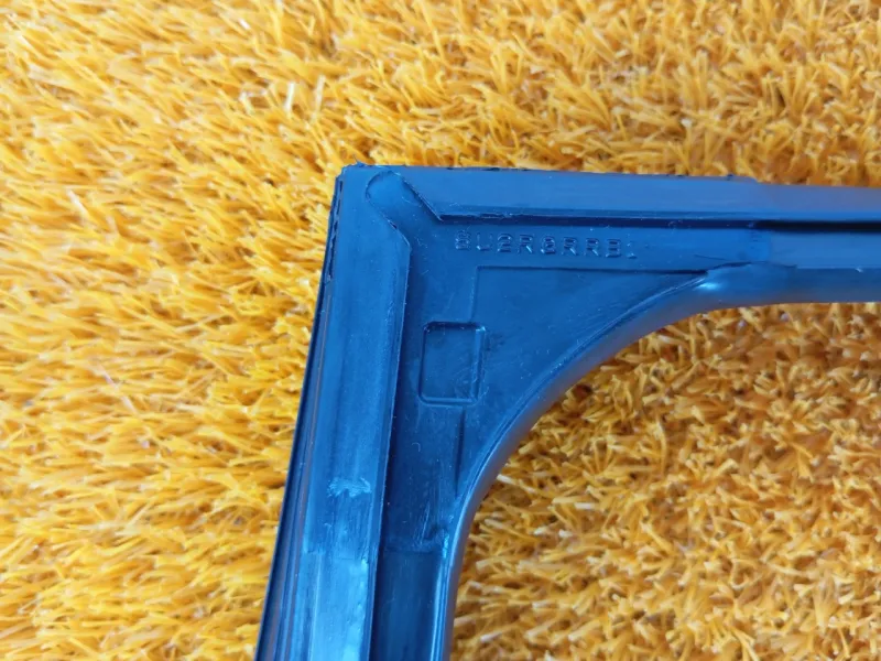 Уплотнитель стекла двери