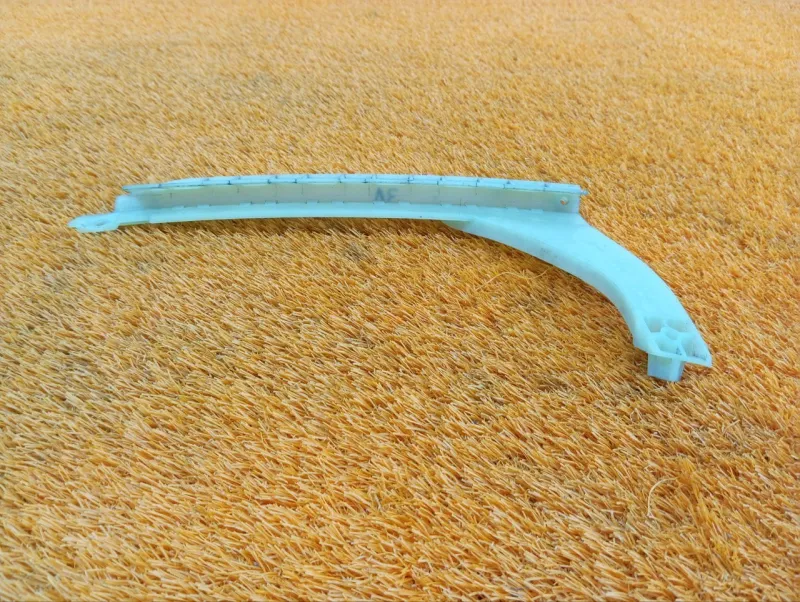 Направляющая стекла двери