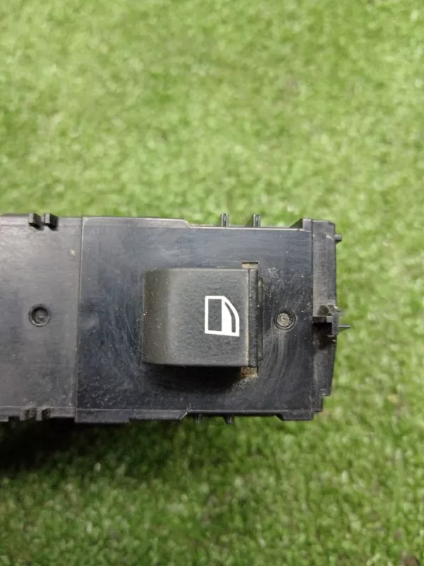 Кнопка стеклоподъемника