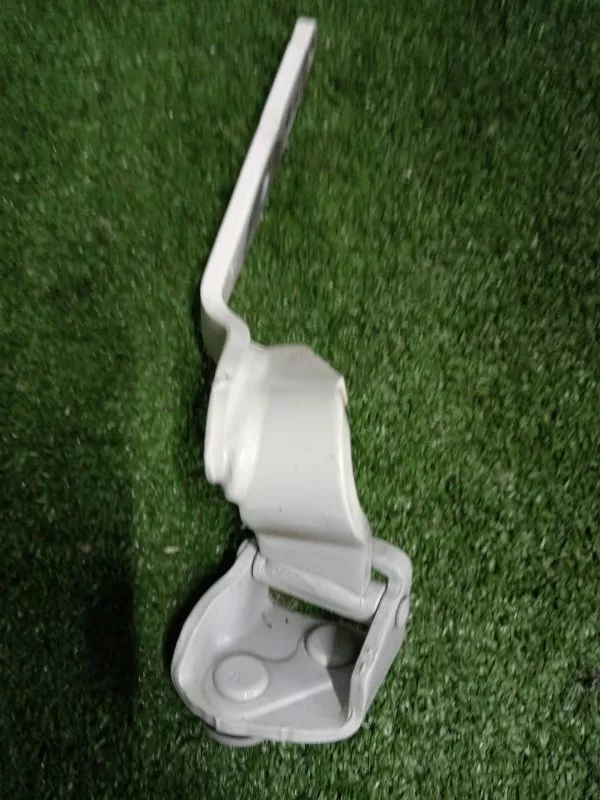 Петля двери багажника