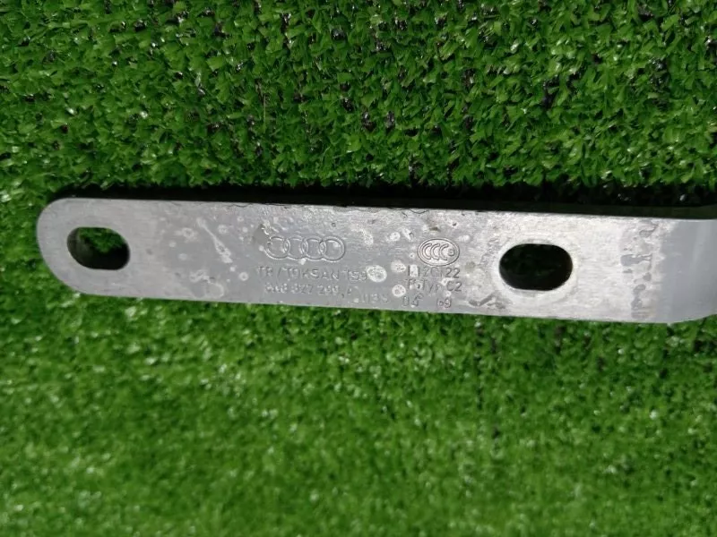 Петля двери багажника