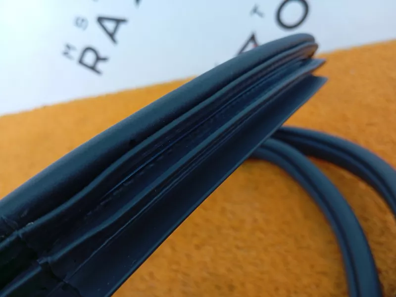 Уплотнитель проема двери