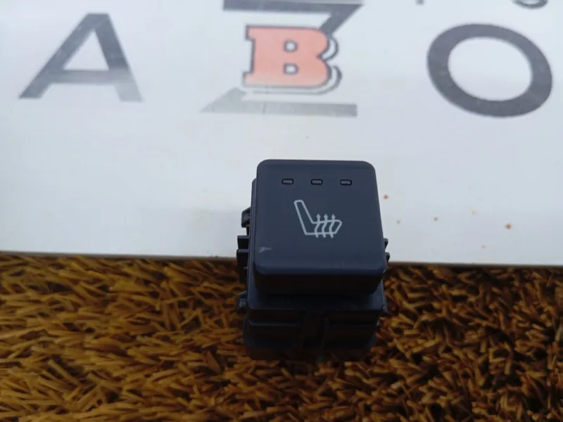 Кнопка обогрева сидений