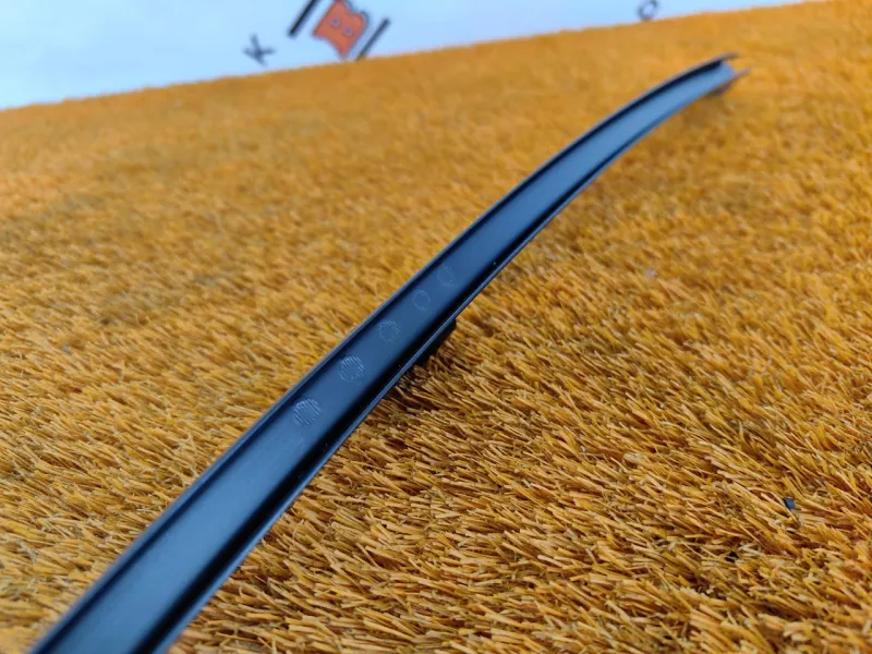 Направляющая стекла двери