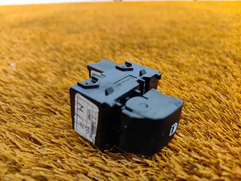 Кнопка стеклоподъемника