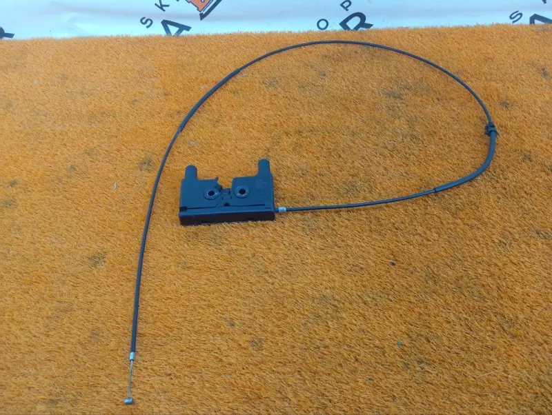 Замок капота