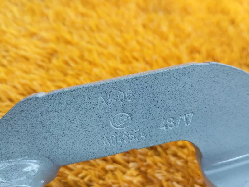 Петля двери багажника