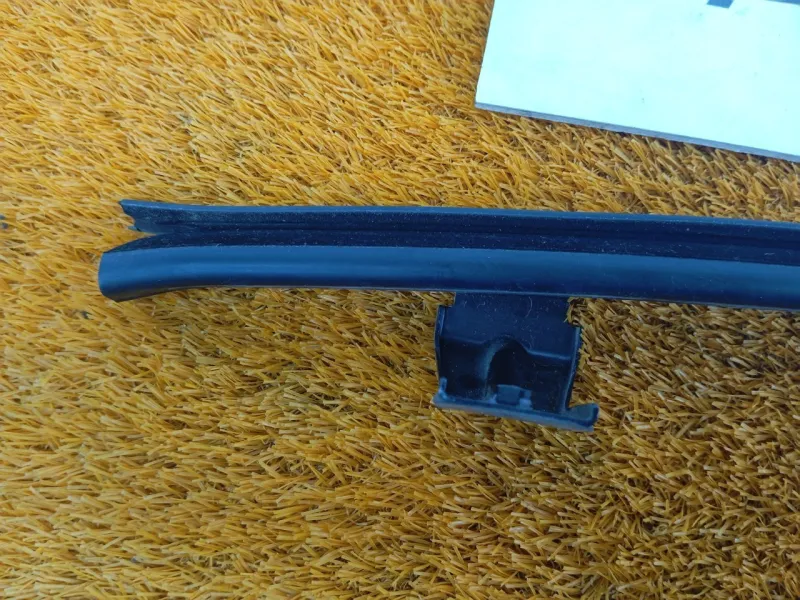 Направляющая стекла двери