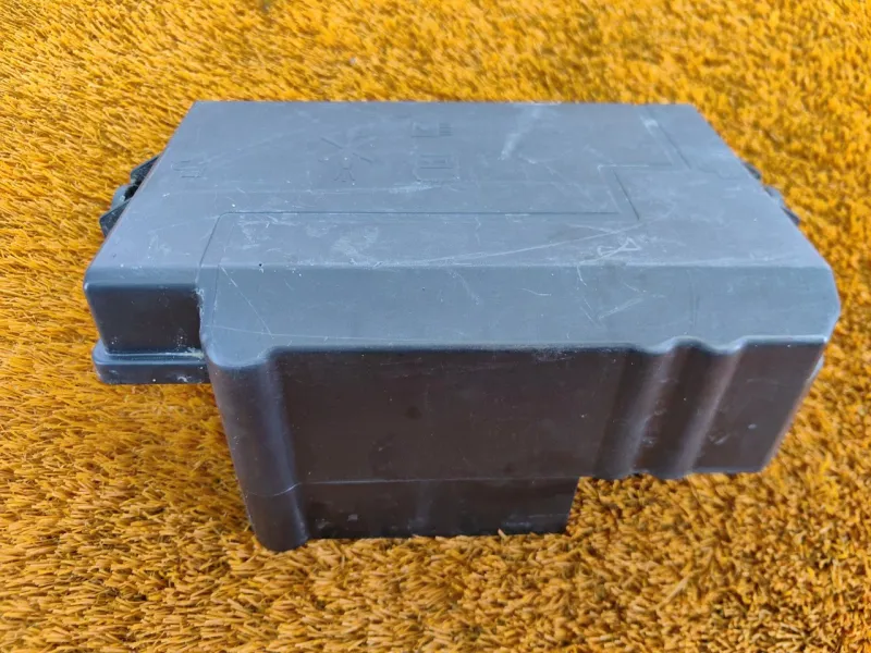 Крышка блока предохранителей