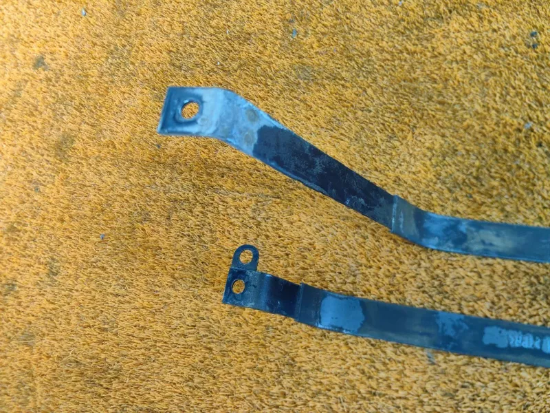 Крепление топливного бака