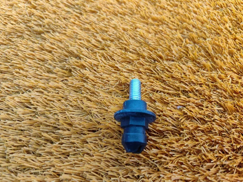 Болт двигателя