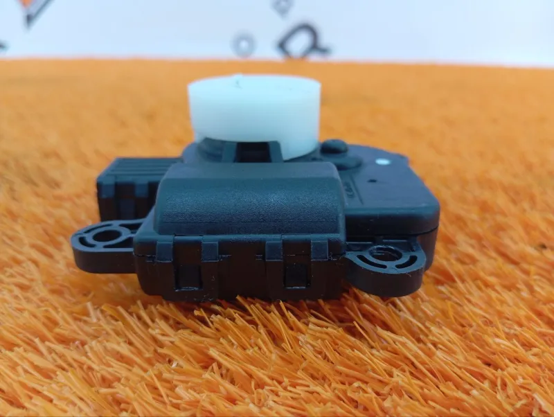 Сервопривод заслонок печки