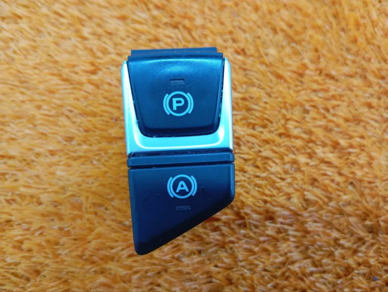 Кнопка стояночного тормоза