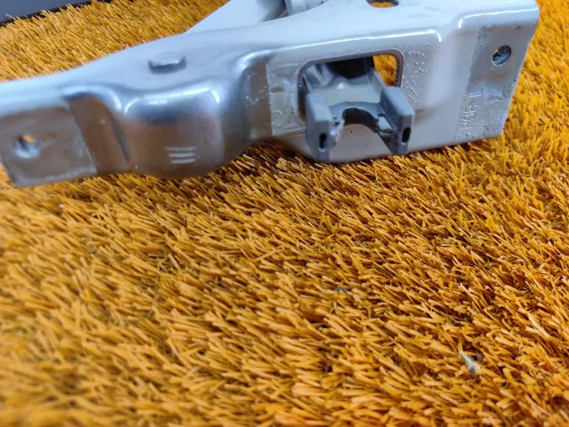 Петля багажника