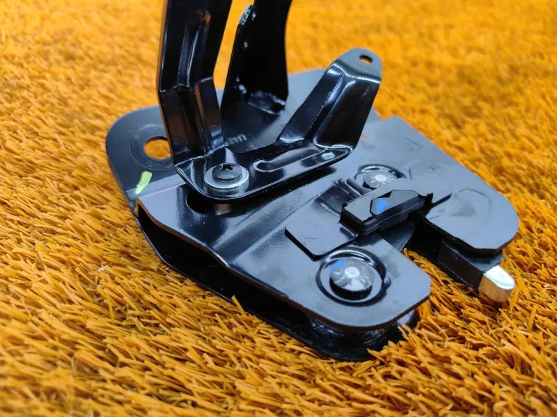 Замок спинки сиденья