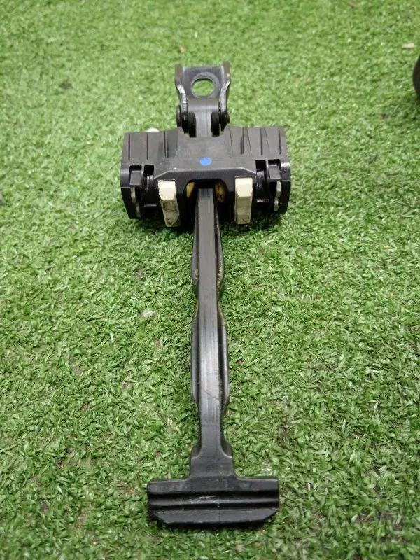 Ограничитель двери