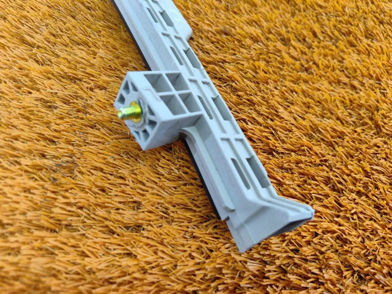 Направляющая стекла двери