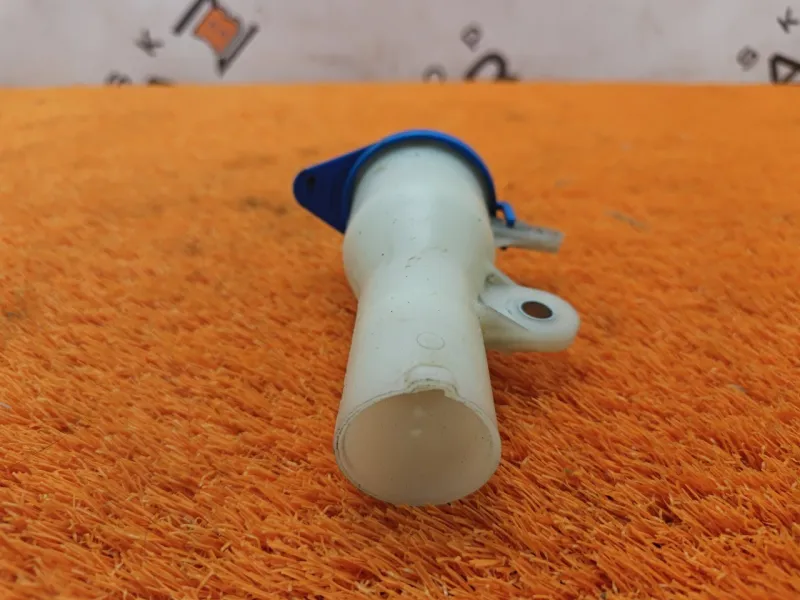 Горловина бачка стеклоомывателя