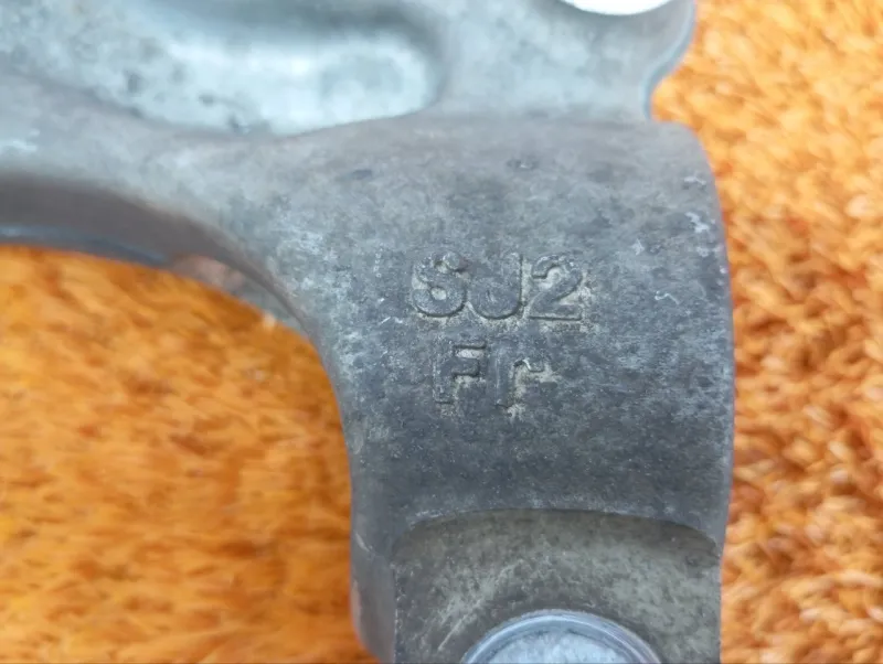 Крепление амортизатора