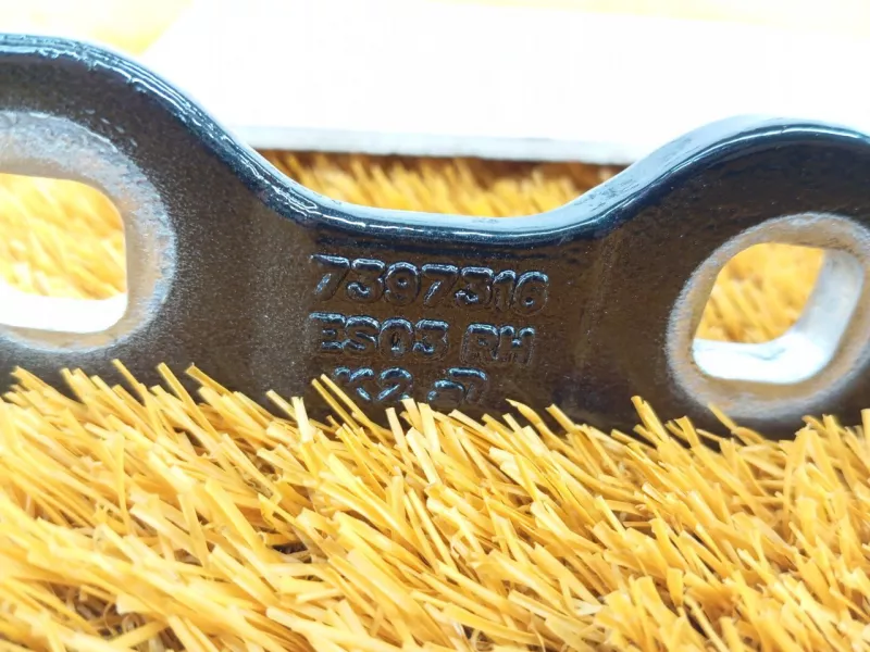 Петля двери багажника