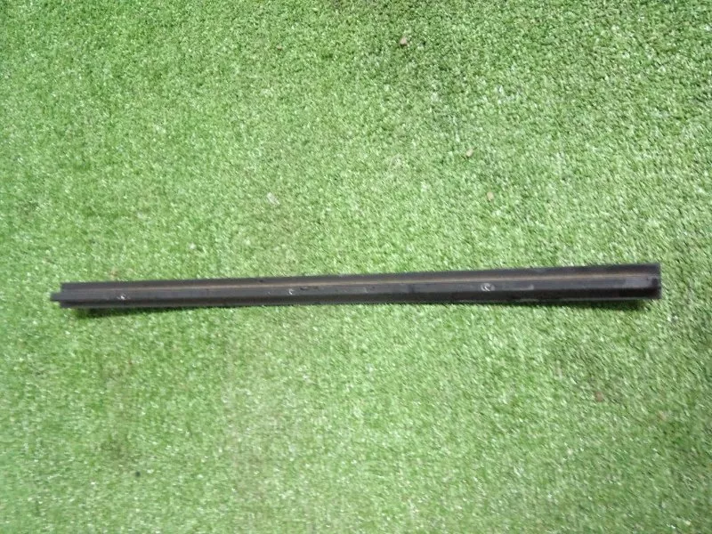 Направляющая стекла двери